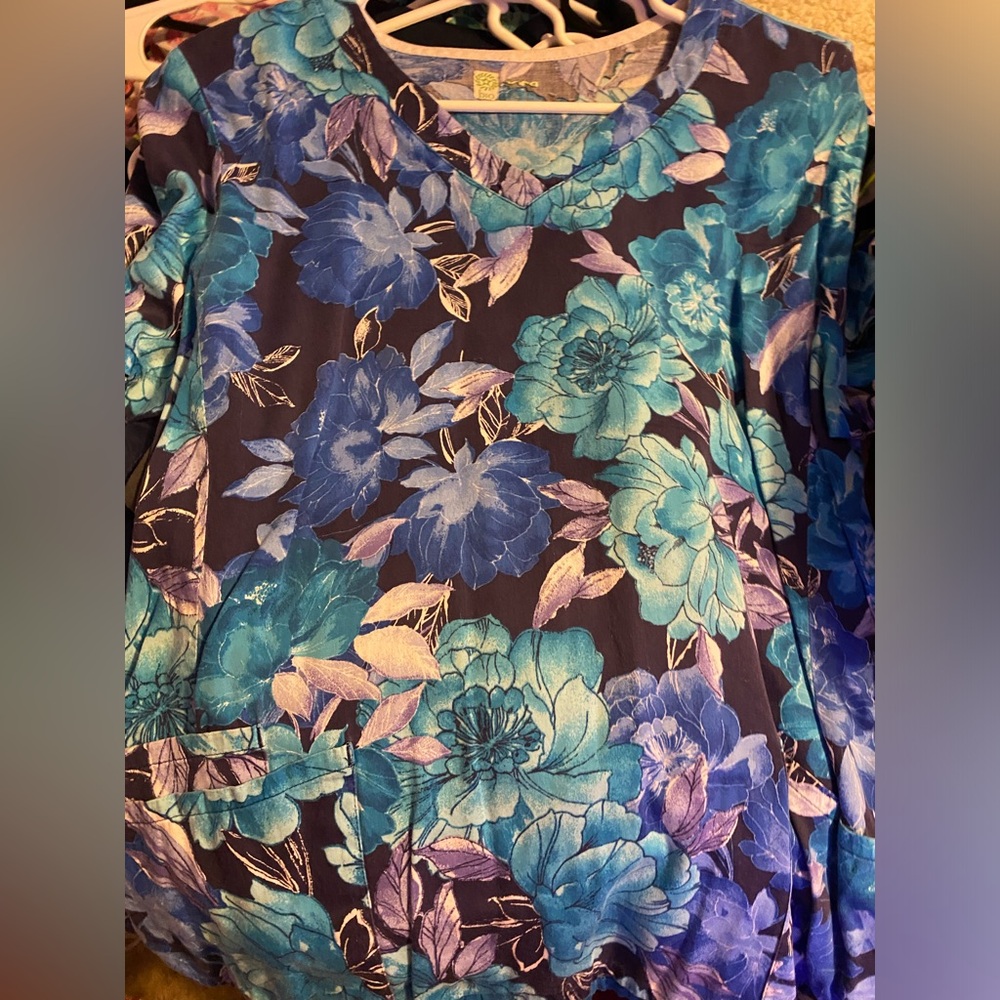 Women’s scrub top